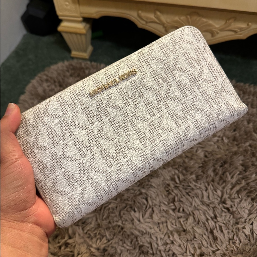 Micheal Kors XL Jet Set Multifunction Wallet